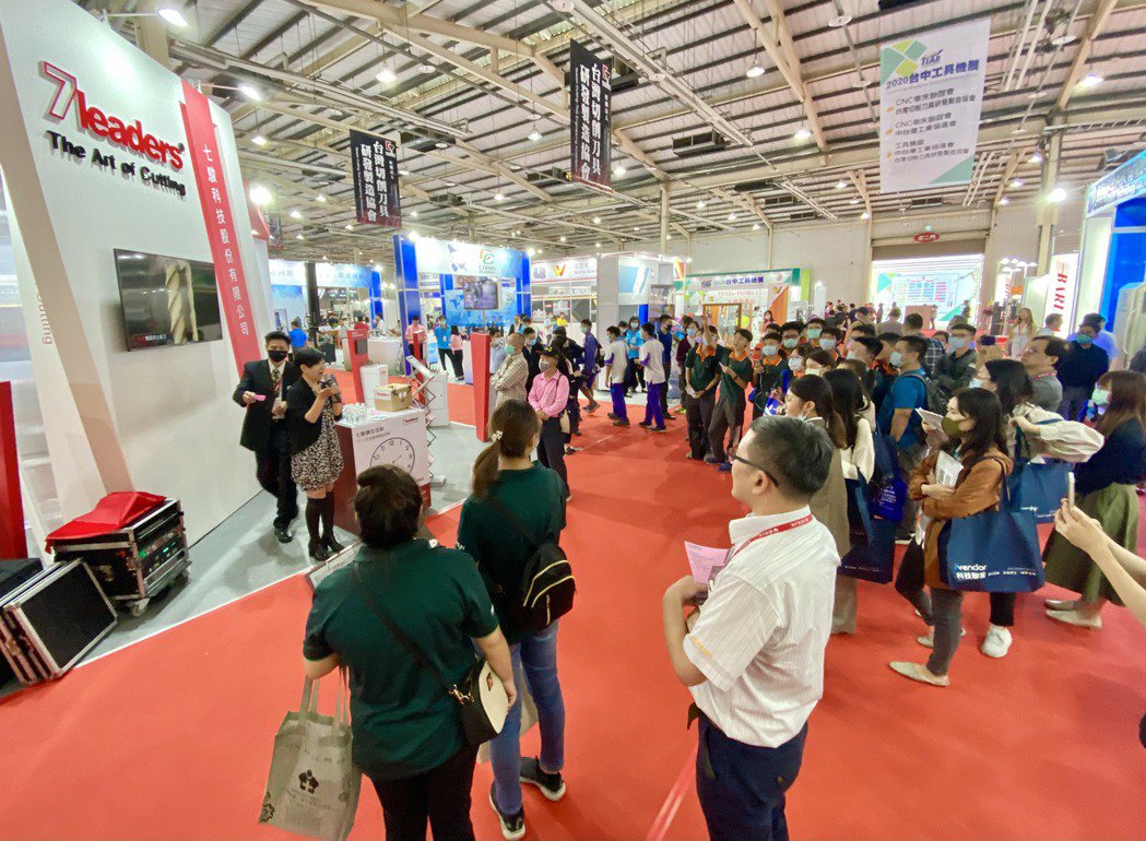 2020 台中工具機展:即吸引大批買家與相關科系學生到場參觀,反應熱絡。